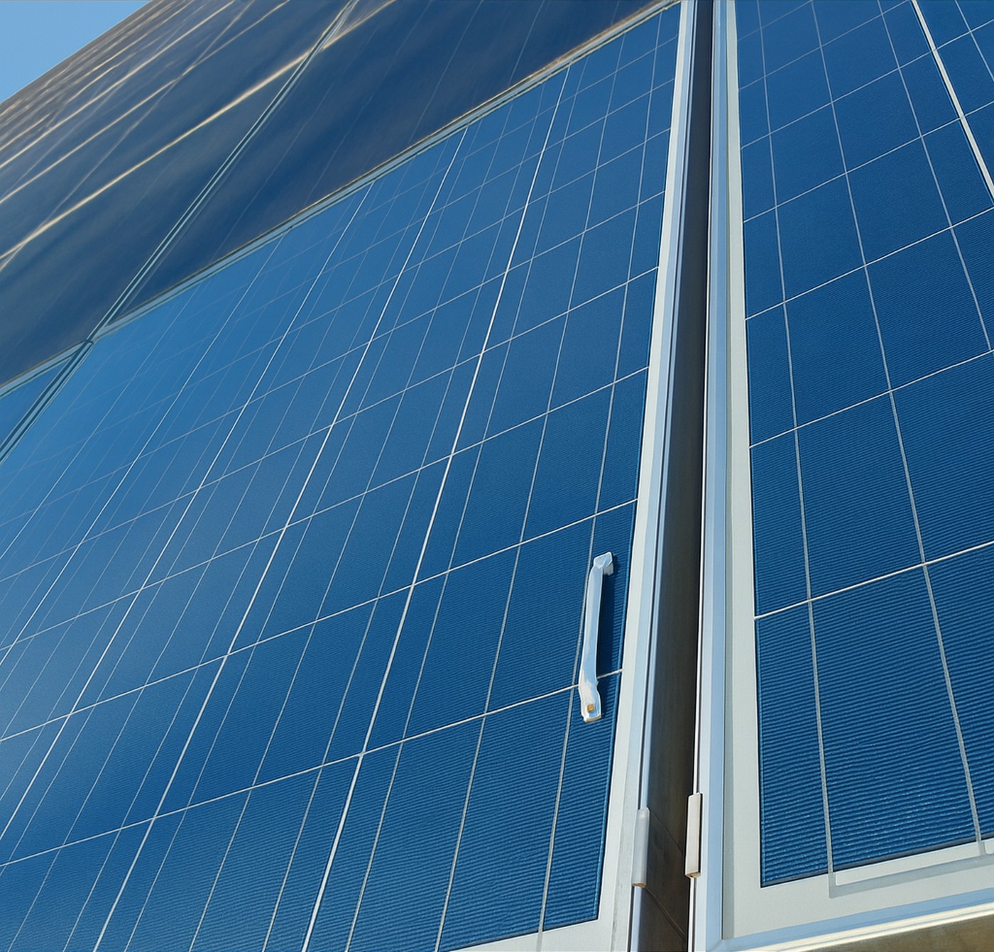 Photovoltaik-Module von unten fotografiert, ein Röhrchen ist als heller Streifen am Modul zu erkennen